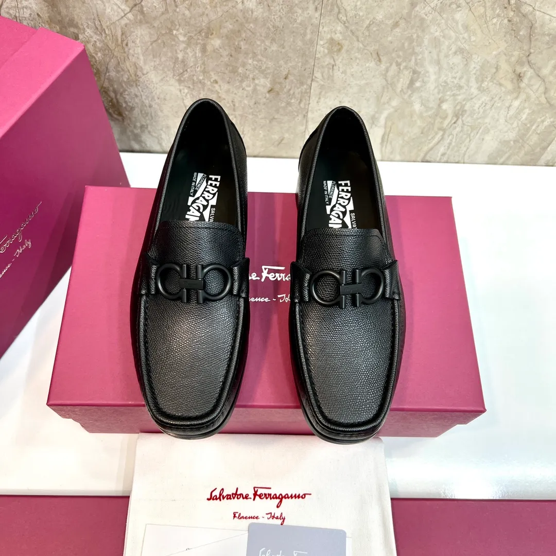Original quality P780 Brand: Ferragamo Standard size: Men's size 39–44 (38.45 can be customized) Grade: Same style as the official website High-quality men's shoes Material: Customized first-layer calfskin with water-dyed cowhide lining Cowhide tiptoe Original non-slip and wear-resistant rubber outsole Style category: Men's formal business leather shoes are young and fashionable European and American trends British style Casual matching and comfortable feet Color: actual picture